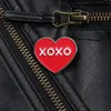 Red Heart Emamel Pins Hug Kiss Symbol Valentine's Day Brooches Lapel Badge Ryggsäck Kläder smycken Tillbehör gåva för älskare