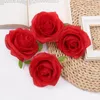 Fleurs décoratives 50pcs / lot de haute qualité Roses de soie têtes de fleurs de mariage décoration de maison de Noël bricolage Broche accessoires de mariée artificielles