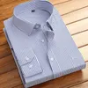 Camisas de vestido masculinas Cotton Mens clássico de manga longa Camisas básicas listradas Camisetas de patch único bolso formal de negócios