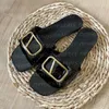 Nouveaux sandales de créateurs Classic Fashion Slippers pour femmes Éléments décoratifs en cuir Chaussures intérieures Gold Vlogo Signature Calfskin Flats Sandales
