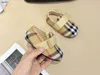 Klassiker Kleinkindschuhe Hochwertige Babyschuhe Größe 20-25 Box Verpackung mehrfarbig gestreiftes Kreuz Design Infant Wanderschuhe 24may