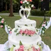 お祝いのサプライズケーキ装飾花嫁と花groom飾りカップルウェディングテーブルカーの置物装飾品