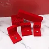 Scatole di gioielli con anello di velluto rosso cavo per la scatola del braccialetto di fidanzamento per matrimoni con anello di fidanzamento.