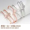 Bracelets nouvellement conçus comme les gâteaux hauts High Bracelets populaires femelles populaires Rose Blanc Valentin de la Saint-Valentin avec Tiffaniy commun