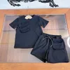 Çocuk tasarımcı kıyafetleri takım elbise kız infantis çocuk giyim lüks logo giyim setleri yaz yenidoğan bebek chlidren spor siyah tişörtler takım elbise 2 stil
