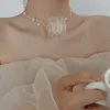 Choker 1pcs Collier de camélia de perle romantique Été Chaîne de clavicule blanc noir avec des fleurs de tissu perles pour femmes bijoux