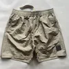 Klassiska män shorts Löst montering Snabbtorkning av metall Nylonfärgade shorts utomhus avslappnad 5 Point Beach Swim Shorts Pants Si