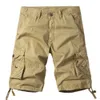 Con ropa de trabajo múltiples bolsillos, shorts de playa de 5 pulgadas de camuflaje de gran tamaño y estilo de pantalones cortos