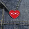 Red Heart Emamel Pins Hug Kiss Symbol Valentine's Day Brooches Lapel Badge Ryggsäck Kläder smycken Tillbehör gåva för älskare