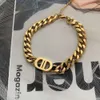 Internet célébrité GOLD LETTRE ÉPARGE LETTRE DOUBLE D Titane Collier en acier féminin Chaîne de colle de couche à nez de pigle hip hop Chaîne de cou polyvalente