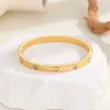 Pulseira de design da moda e elegante 18K Bracelet de ouro rosa com um coração de diamante novo jóias incrustadas de moda com pulseira original de carrinho