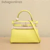 AAA HREMMS SACS HREMMS Designer Luxury Brand Original Brand Bags New Womens Womens KEYYY28 CILON Jaune en cuir en cuir en cuir sculpté