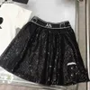 Nuove ragazze vestiti estivi per bambini tracce di sedui per bambini abiti da design dimensioni 90-150 cm t-shirt decorato e paillettes lucido gonna corta 24 maggio