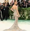 Kändisens kvällsklänning 2024 Met Gala Silver Crystal V-ring Jennifor Silver Flower Kylie Jenner Long Dress High Shoulder Crystals Yousef Aljasmi Kylie Jenner