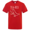 Herr t-shirts män kvinnor te rex rolig dinosaurie dryck coff t skjortor mode casual tshirt hög kvalitet strtwear toppar skjorta h240508