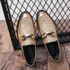 Sapatos casuais vestido dourado homens 2024 marca de moda lantejoulas de negócios masculinos com acessórios de metal mocassins ao ar livre