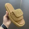 Broderi tyg tofflor kvinnors virkning flatform glider raffia plack triangel logotyp vävt plattformsdesigner sandaler 2024 sommarskor strand pool clear mules 03