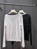 Tricot de tricots pour femmes du cardigan en noir et blanc en noir et blanc