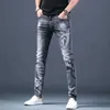 Jeans masculins à la mode et à la mode de luxe design de la strass de luxe pour hommes Jeans CONSTRAUX FIT DENIM Vêtements de rue Boyfriend Grey Panton de gris Q240509