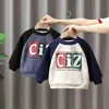 T-shirty chłopcy bluza 2023 Autumn Childrens Zimowa litera Dziecięce Bluza T-shirt z długim rękawem