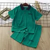 Sommarkläder för baby pojke lapel tshirts och shorts 2 stycken kostym barn bokstav tryckt topp och botten kläder spårsuits 240507