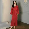 Robe féminin Femmes Long Nightgown Red Bathrobe Robe Elegant Feather Sleeve Sleepwear Rayon Kimono Robe Set Loungewear Lingerie intime