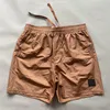 Klassiska män shorts Löst montering Snabbtorkning av metall Nylonfärgade shorts utomhus avslappnad 5 Point Beach Swim Shorts Pants Si