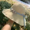 Cappelli larghi brim atmosfera per cappello di paglia intrecciato mostra piccoli caratteristiche del viso caratteristiche di bernoccia solare a forma di arco a forma di fiore femminile