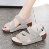 Sapatos casuais 2024 verão elegante sandálias femininas de luxo autêntico buraco de superfície branca de superfície macia