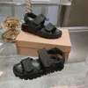 Tasarımcı Sandallar Kadın Dokuma Sandale Düz Sandal Ayakkabıları Yeni Sportif Günlük Açık Ayak Ayakkabı Metal Mektup Sihirli Teyp Sliders Yaz Güneşli Plaj En Kalite Açık Dışarıda Ayakkabı