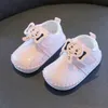 Sneakers Chaussures de bébé semelles molles Cute Boys Toddlers non glissade printemps nouveau-né les filles cousues sac H240509