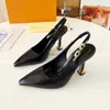 Kvinnor Slingback Retro Pumpar Luxurys kvalitetsdesigner Midhälspänne Slingback Stängningsmetall Alfabetskedjan Pekade tå äkta läderklänningskor 35-42 5.8 07