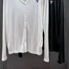 Tricot de tricots pour femmes du cardigan en noir et blanc en noir et blanc
