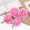 Fleurs décoratives 50pcs / lot de haute qualité Roses de soie têtes de fleurs de mariage décoration de maison de Noël bricolage Broche accessoires de mariée artificielles