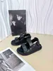 Merk baby sandalen metaal logo badge decoratie kinderschoenen kosten prijsgrootte 26-35 inclusief doos anti slip zool zomermeisjes slippers 24April