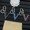 Llavero de diseñador Lanyards V-Letter Card Card Keychain Moda Fashion Charm Carr Chain Cadena Bolsa de flores Accesorios