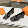 Designer klänning sko slingback sandal pumpar kvinnor enstaka skor patent läder fyrkantiga block klackar bokstav lyx eleganta gentles chunky high klackar storlek 5.8 05