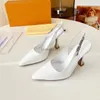 Kvinnor Slingback Retro Pumpar Luxurys kvalitetsdesigner Midhälspänne Slingback Stängningsmetall Alfabetskedjan Pekade tå äkta läderklänningskor 35-42 5.8 07