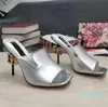 2024 Sandals Sapatos Mulheres bombas de couro Molho com D Heel barroco esculpido