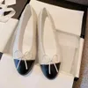 Zapatos de vestir diseñador ballet pisos zapato primavera otoño oveja de oveja bote zapato dama de cuero de cuero mocasines zapatos de mujer gran tamaño 34-42 con caja de cuero suela
