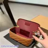 Designerinnen Frauen 21a Mini Eitelkeit mit Kettenbeutel Luxusmarke gesteppte Stamm -Umhängetaschen Lady Make -up Case Cosmetic Box Gold Ball Silding Veae