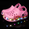 الصيف الصيفي الصيفي الصيانة LED LED Luminous Flash Shoes Boys and Girls Beach Fashion Sports Q240409