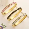 Bracelets de nouveau style Femmes Bangle Designer Lettre bijoux Faux Cuir 18K Gold plaqué en acier inoxydable pour femmes Gifts de mariage AC 311H