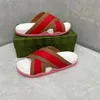 Designers sandálias homens mulheres chutam engrenagem de engrenagem de sapatos de praia Moda Moda Brocade Floral Brocade Slides Flats Couro de borracha