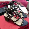 2-paski 10 cm obcasów Sandały Nutki Sukienka Buty Walentynkowe Buty Designer Wskazany palca Patent Skórzane kobiety Studded Strappy