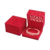 Scatole di gioielli con anello di velluto rosso cavo per la scatola del braccialetto di fidanzamento per matrimoni con anello di fidanzamento.