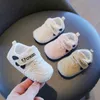 Sneakers Baby Soft Semed Walking Chaussures Anti Slip et mignon bébé 0-1 ans couture nouveau-née enveloppée H240509