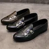 Casual schoenen 2024 Korea -stijl modepunt teen mannelijke luxe hoogwaardige slip op mannenloafers
