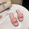 Cool Hot Flat Heel Brand Cuir Sliders Pool Sandal V Summer Mule Slide Sunny Womens Men Designer Chaussures Slipper Chaussures Luxury Casual Beach Shoe Sports extérieur Sandale