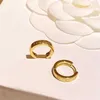 Trendy und modische Designohrringe personalisierte Geometrie für Mädchen in neuer berühmter minimalistischer Gold mit Ohrringen und C -Familie C.